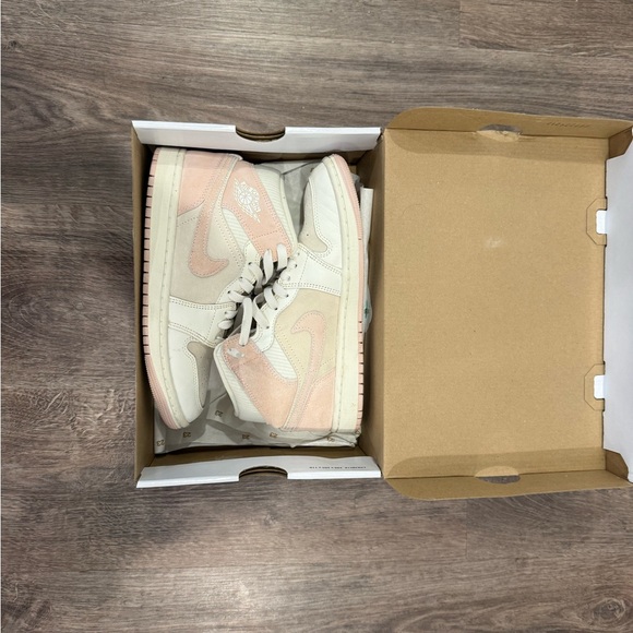 WMNS AIR JORDAN 1 MID SE - Size 7 - UK 4.5 - Picture 10 of 11